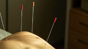 科普，解锁您的脊柱：<span style="color: #da4707">腰椎间盘突出</span>与<span style="color: #da4707">针灸</span>推拿的完美结合